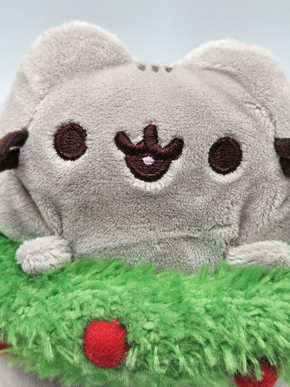 GUND Pusheen Cat with Christmas Holiday Wreath Mini 5” Plush Stuffed Animal